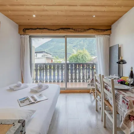 Clos Du Savoy - South Facing Balcony - Happy アパート