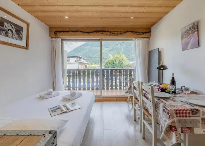 Clos Du Savoy - South Facing Balcony - Happy アパート